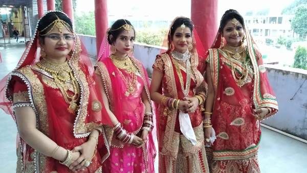 इटावा: तीन सगी बहनों सहित 4 युवतियां बनेंगे साध्वी, दुल्हन की तरह सजकर घर से हुईं विदा