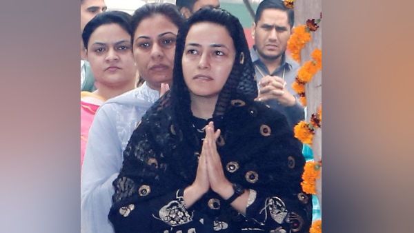 जेल से छूटने के बाद पहली बार नजर आई हनीप्रीत, हाथ जोड़े खड़ी रही