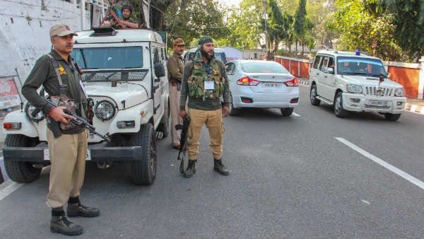 जम्‍मू कश्‍मीर: 30 राजनीतिक बंदियों को दूसरी जगह शिफ्ट किया गया, पुलिस पर गलत बर्ताव का आरोप