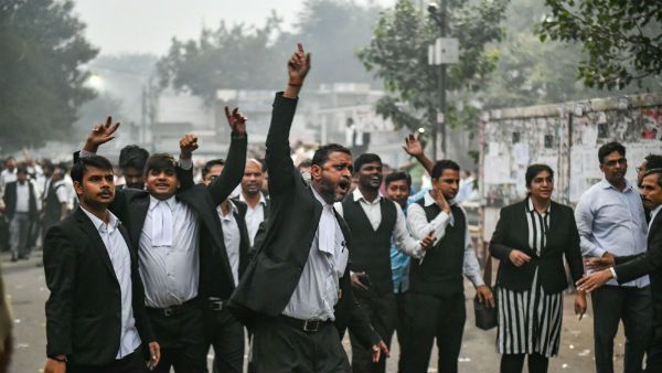 प्रदर्शनकारी वकीलों ने की मीडिया को बैन करने की मांग, सुप्रीम कोर्ट ने खारिज की याचिका