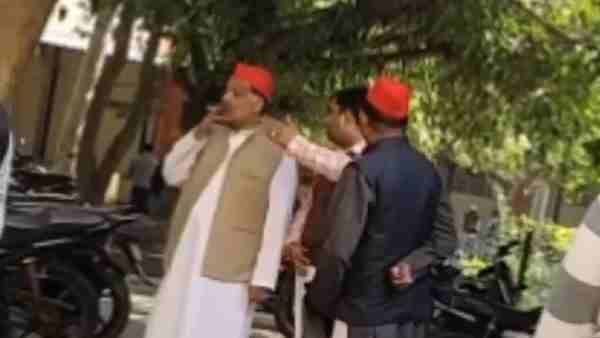 मुरादाबाद: SP विधायक ने अस्पताल में उड़ाया सिगरेट का धुंआ, बोले- बदनाम होंगे तो नाम न होगा
