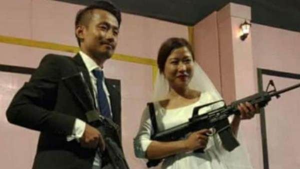 नागालैंड में विद्रोही नेता के बेटे और बहू ने रिसेप्शन में दिखाई राइफल, तस्वीर वायरल