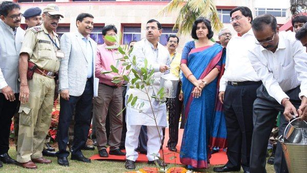 कैबिनेट मंत्री प्रह्लाद जोशी पहुंचे नाल्को भवन, वृक्षारोपण अभियान में लिया हिस्सा