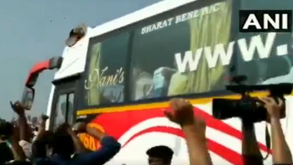 Video: विरोध प्रदर्शन कर रहे किसान ने चंद्रबाबू नायडू के काफिले पर फेंकी चप्पल, बाल-बाल बचे