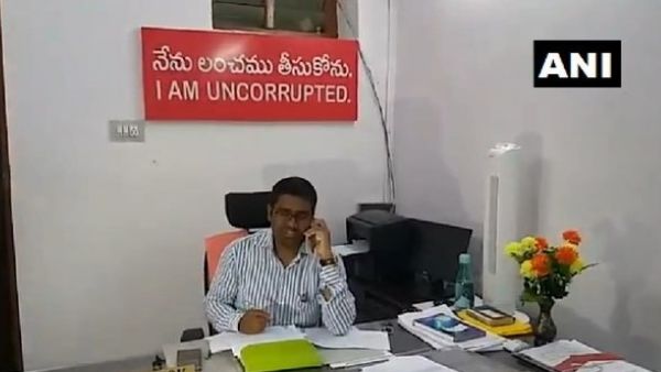 इस बात से परेशान होकर अधिकारी ने ऑफिस में लगवाया 'मैं ईमानदार हूं' का बोर्ड, जानें पूरा मामला