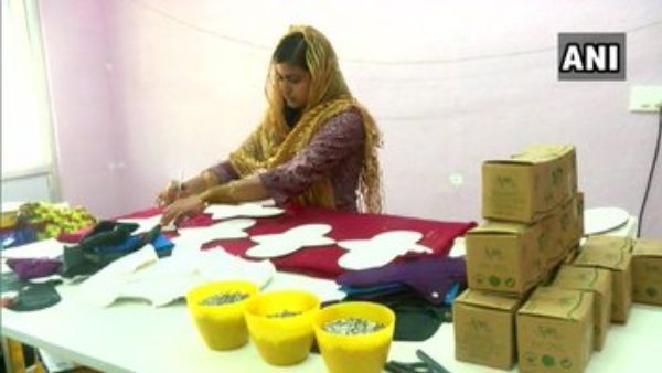 'पैड वुमन' के नाम से फेमस है ये 18 वर्ष की लड़की, बनाती है ईको फ्रेंडली सैनिटरी नैपकिन