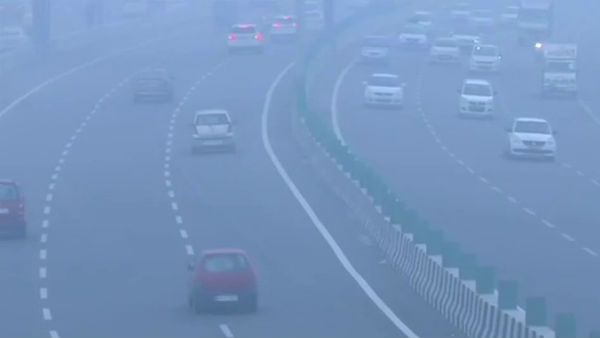 Delhi Air Pollution: स्मॉग की चादर से घिरी दिल्ली, प्रदूषण खतरनाक स्तर पर, स्कूल-कॉलेज बंद