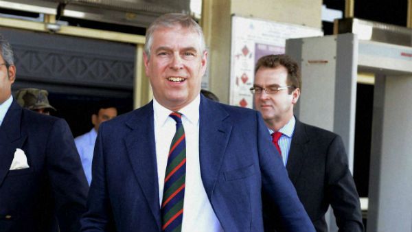 सेक्‍स ट्रैफि‍किंग के दोषी के साथ दोस्‍ती रखने पर गई क्‍वीन एलिजाबेथ के बेटे प्रिंस एंड्रयू की शाही सत्‍ता