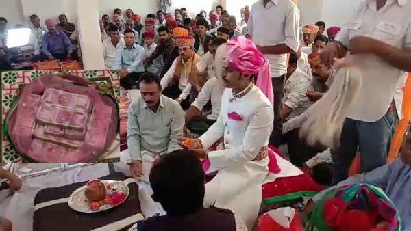 राजपूत दूल्हे ने लौटाया 31 लाख का दहेज, पिता बोले-बेटियों का नहीं लगता कोई मोल, देखें वीडियो