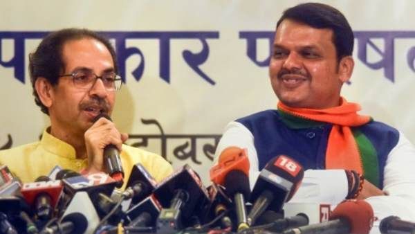 सरकार गठन पर गतिरोध के बीच बारिश प्रभावित इलाकों में किसानों से मिले ठाकरे और फडणवीस