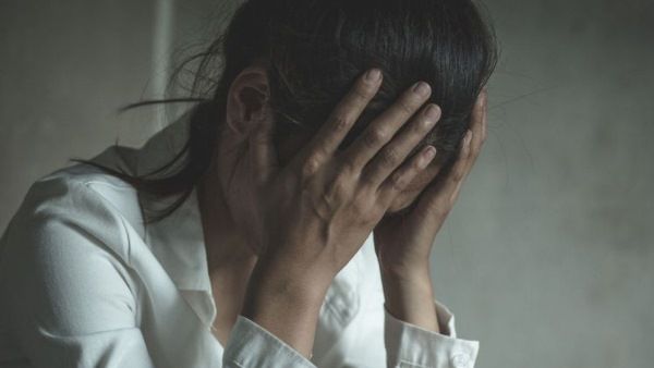 गेट खुलते ही मॉडल को धकेलते हुए बेडरूम में ले गया सफाईकर्मी, वीडियो दिखाकर किया रेप