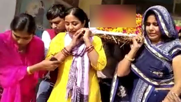 रुढ़िवादी परम्पराओं को तोड़कर 3 बेटियों ने दिया पिता की अर्थी को कंधा, मुखाग्नि देकर पूरी की अंतिम इच्छा