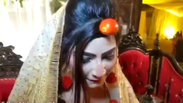 Video: पाकिस्‍तान में आखिर एक दुल्‍हन ने सोने की जगह क्‍यों पहने टमाटर के गहने