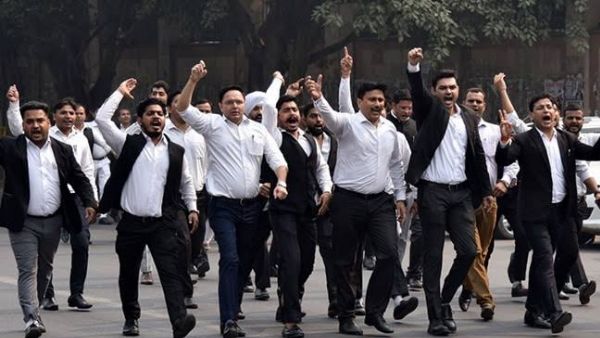 पुलिस-वकील झड़प: कोर्ट के बाहर एडवोकेट ने की आत्मदाह की कोशिश, विरोध प्रदर्शन जारी