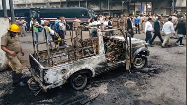 कांस्टेबल ने सुनाई आपबीती, 'वकील मेरे मुंह पर लात-घूसों से मार रहे थे, मैं कहता रहा छोड़ दो मेरे छोटे बच्चे हैं'
