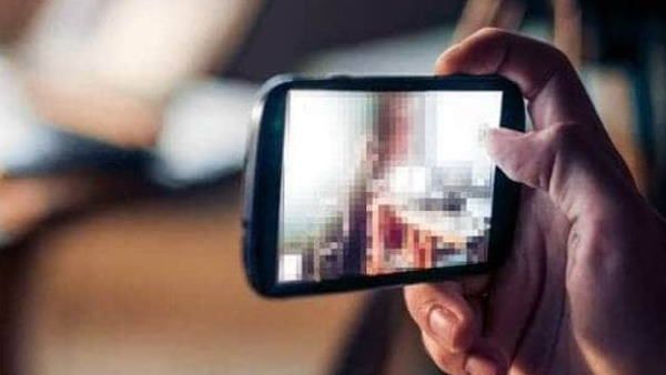 बहू को प्रेमी के साथ आपत्तिजनक हालत में देखा तो लगाई डांट फिर बहू ने सास का अश्लील वीडियो कर दिया वायरल