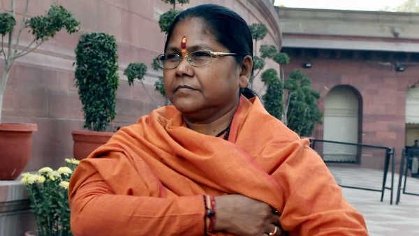 मंत्री साध्वी निरंजन ज्योति के हाथ दिखाने पर नहीं रुकी ट्रेन, तो स्टाफ पर लगाया बदसलूकी का आरोप