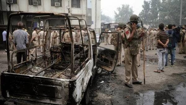 तीस हजारी कोर्ट झड़प मामले में दिल्ली पुलिस के दो अधिकारी सस्पेंड, HC ने दिए जांच के आदेश