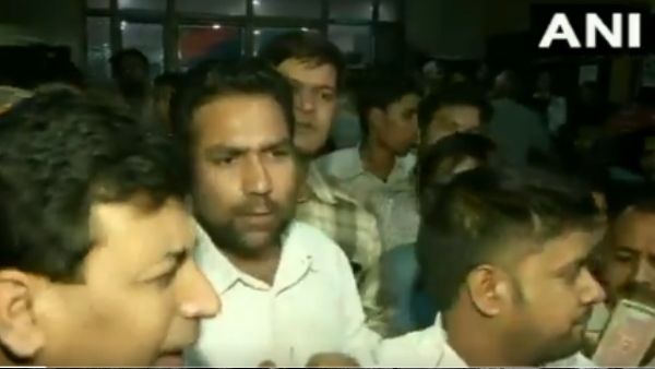 अस्पताल में केजरीवाल के सामने पत्रकारों से भिड़े वकील, कैमरे में कैद हो गई पूरी घटना