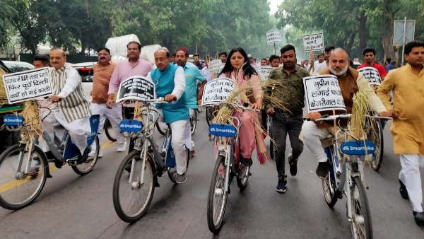 पराली लेकर मनीष सिसोदिया के घर पहुंचे विजय गोयल, ऑड-ईवन के विरोध में कटा था चालान