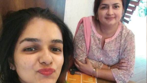 अपनी मां के लिए पति की तलाश कर रही बेटी, ट्विटर पर बताया कौन सी खूबियां होनी चाहिए