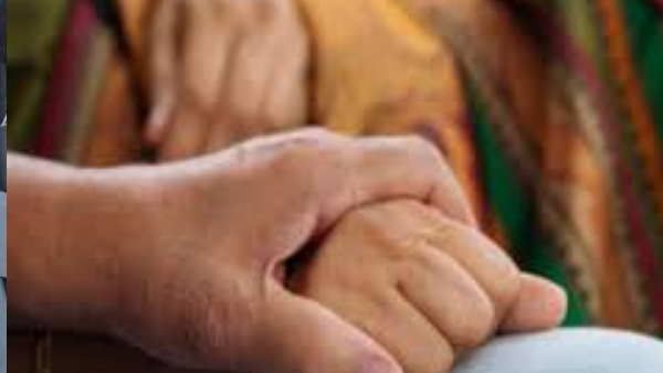 पड़ोस की महिला के साथ पिता को संबंध बनाते हुए बेटी ने देखा तो जंजीरों में बांधा और फिर...