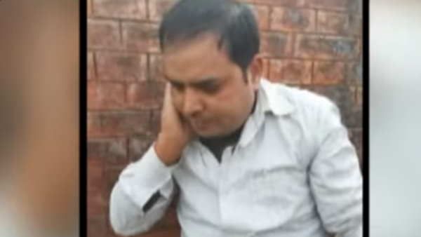हॉस्टल के बाहर खड़े होकर करता था अश्लील हरकत, छात्राओं ने पकड़कर बरसा दिए लात-घूंसे