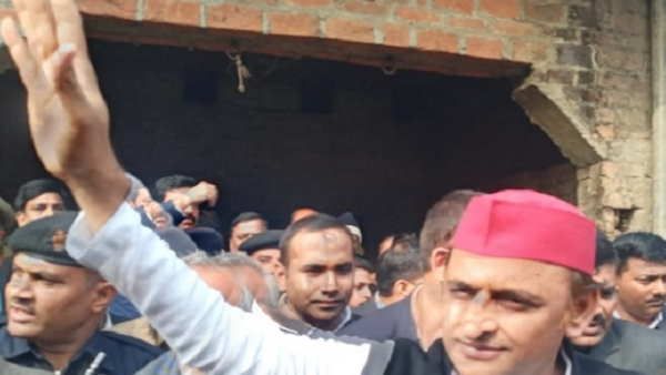 उन्नावः अखिलेश यादव ने दुष्कर्म पीड़िता के परिजन को दिया 5 लाख का चेक, कहा- जो सरकार न्याय नहीं दिला पा रही है उसे सत्ता में रहने का हक नहीं