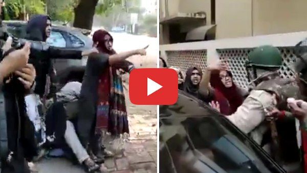 जानिए कौन हैं वो लड़कियां, जिन्होंने अपने दोस्त को पुलिस की लाठियों से बचाया