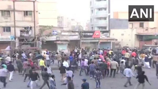 CAA प्रोटेस्ट: अहमदाबाद में भीड़ ने पुलिस को पत्थरों से पीटा, VIDEO हुआ वायरल