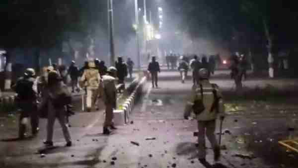 CAA पर बवाल: AMU में हुई हिंसक झड़प में छात्र ने खोया हाथ, दरोगा से लूटे कारतूस