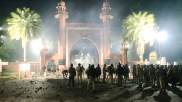 CAA protest: एएमयू के 500 छात्रों के खिलाफ केस दर्ज, डीजीपी बोले- स्थिति नियंत्रण में