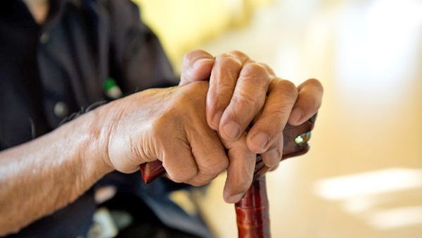 Coronavirus: सरकार ने सीनियर सिटीजन के लिए जारी की एडवाइजरी, बताया इस वक्त क्या करें और क्या नहीं