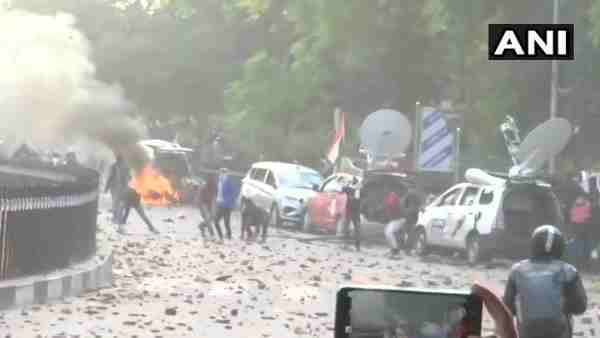 CAA Protest: लखनऊ में उपद्रवियों ने मीडिया की ओबी वैन को किया आग के हवाले, पुलिस ने किया लाठीचार्ज