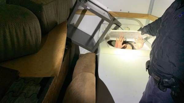 वाशिंग मशीन और फर्नीचर में छिपकर अमेरिका क्यों जा रहे हैं चीनी नागरिक