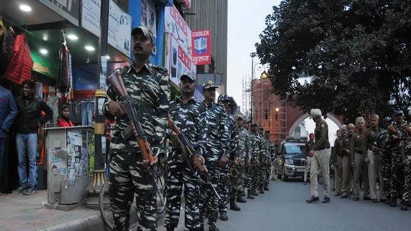 केंद्र सरकार का फैसला, जम्मू-कश्मीर से असम के लिए रवाना हुए अर्धसैनिक बल
