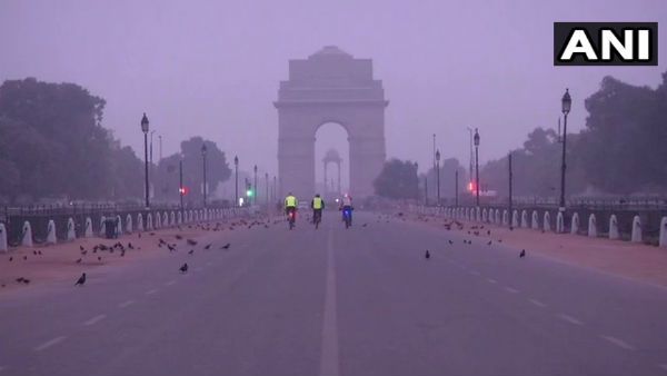 एक तो सर्द रात, ऊपर से प्रदूषण की मार, दिल्ली-NCR में जीना हुआ मुहाल