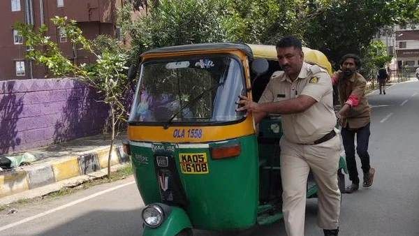 ऑटो रिक्शा वाले की मदद करते हुए पुलिसकर्मी की तस्वीर वायरल, लोगों ने कहा- 'सिंघम'