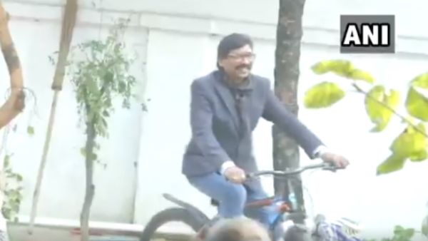 झारखंड चुनाव: बहुमत मिलता देख साइकिल पर सवार हुए हेमंत सोरेन, देखिए वीडियो