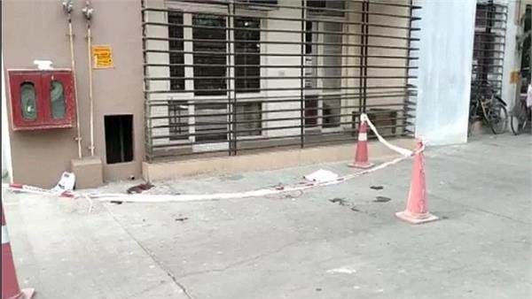 इंदिरापुरम हत्या-आत्महत्या केस : पुलिस को दीवार पर चिपकी मिलीं सुसाइड नोट समेत ये चीजें, लिखी है अंतिम इच्छा