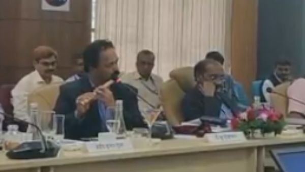 Video: बैठक में ISRO के वैज्ञानिक ने बांसुरी बजाकर किया मंत्रमुग्ध, चुपचाप सुनते रहे सांसद और इसरो चीफ