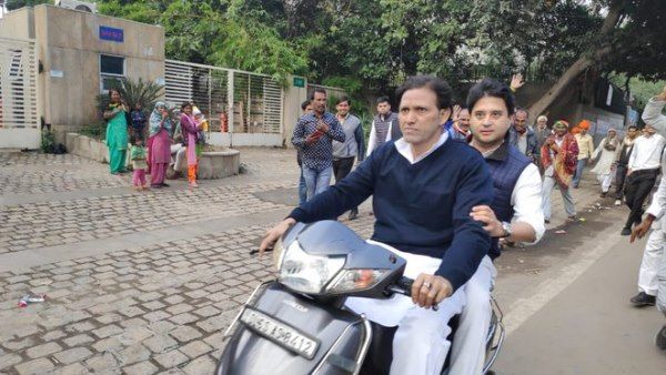 दिल्ली में स्कूटी पर बिना हेटमेट के घूमते दिखे ज्योतिरादित्य सिंधिया
