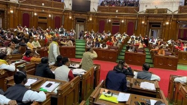 UP MLC Election: मजबूरी में बाहरियों और सहयोगियों को साधेंगे अखिलेश, जानिए पूरी INSIDE STORY