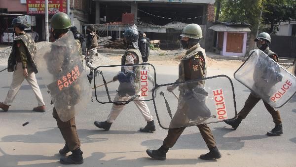 असम में नागरिकता एक्ट का विरोध जारी, सेना की 26 और टुकड़ियां भेजी गईं