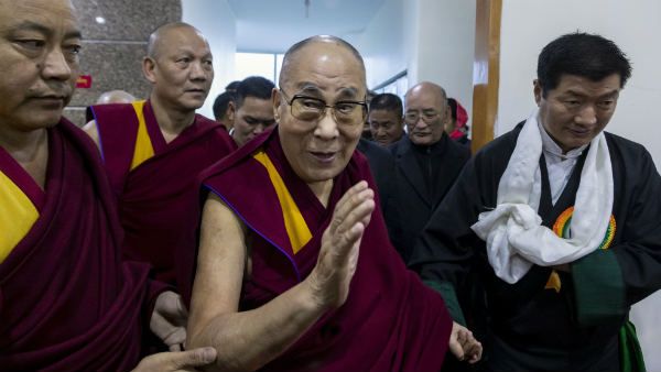 दलाई लामा पर पूर्व भारतीय राजनयिक की टिप्पणी से नाराज स्थानीयों ने लेह में बंद की दुकानें