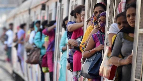 क्या उद्धव ठाकरे राज में मुंबईकरों को लोकल ट्रेन में ही घिसना पड़ेगा पांव?