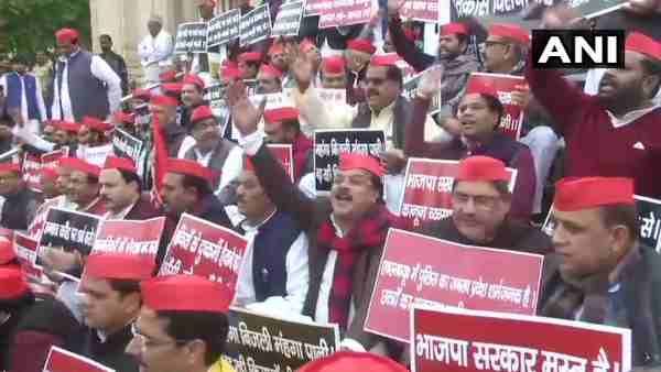 लखनऊ: केडी सिंह बाबू स्टेडियम की मेट्रो लाइन बंद, CAA को लेकर सपा-कांग्रेस का प्रदर्शन शुरू