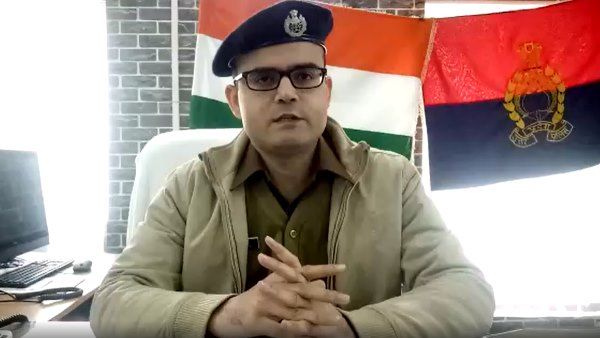 महराजगंज: दारोगा ने थाने में जूते से मारा, आहत होकर दिव्यांग ने किया आत्मदाह