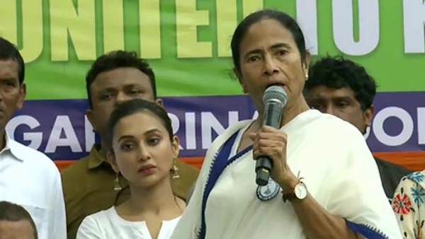 ममता बनर्जी ने पीएम मोदी पर साधा निशाना, कहा- 'देश जल रहा है, वो कपड़ों की बात कर रहे हैं'