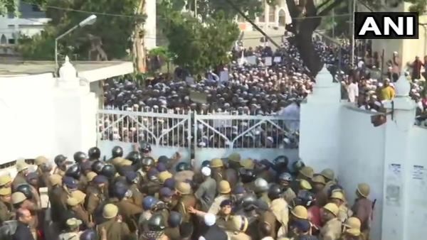 जामिया और एएमयू के बाद लखनऊ के नदवा कॉलेज में छात्रों का प्रदर्शन, पुलिस पर पथराव